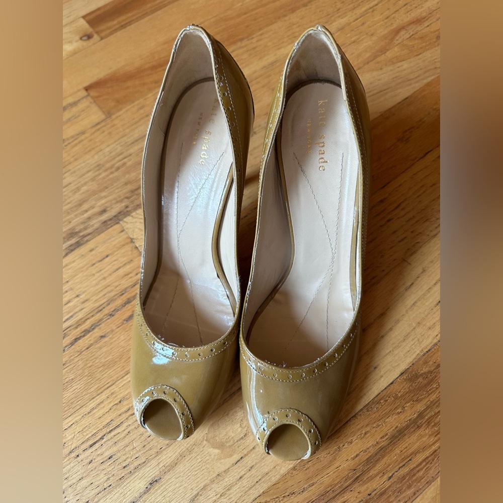 Kate Spade patent leather eyelet trim peep toe pumps size 8